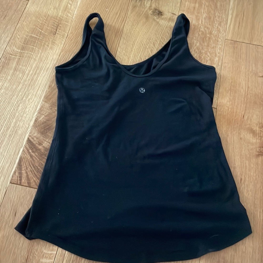 black lululemon tank